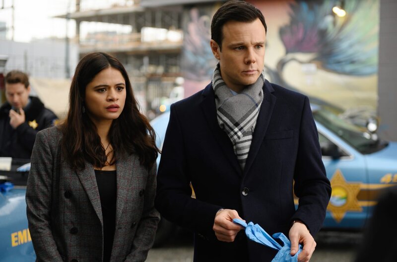 Mel Vera (Melonie Diaz, l.); Harry Greenwood (Rupert Evans, r.) – Bild: The CW Network, LLC.