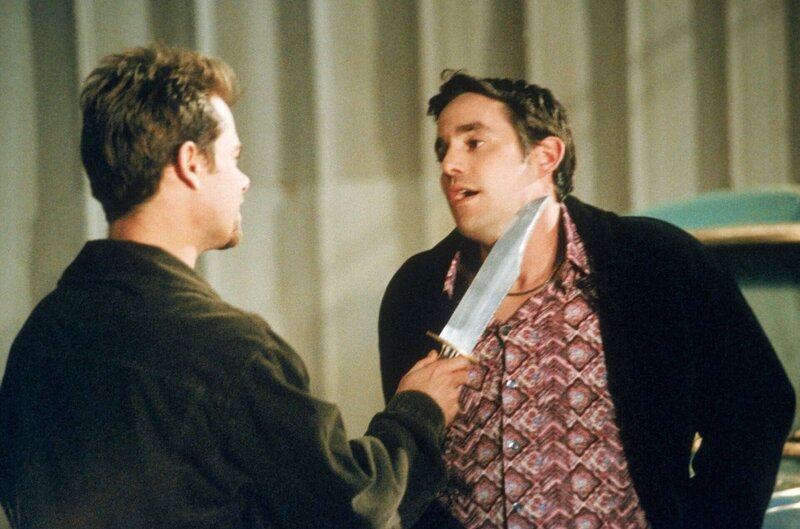 Xander (Nicholas Brendon, r.) ist in Schwierigkeiten, denn Jack O’Toole (Channon Roe, l.) mag ihn offenbar nicht besonders. – Bild: RTL /​ Twentieth Century Fox Film Corporation