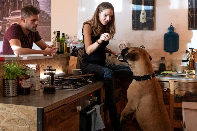 (v.l.n.r.) Elias Decker (Jens Atzorn); Sarah Werneburg (Nora Huetz); Rocky – Bild: SAT.1