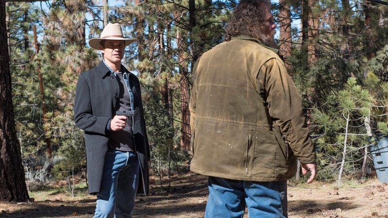 Raylan Givens (Timothy Olyphant) und Cope (Tom Proctor) – Bild: AXN Black