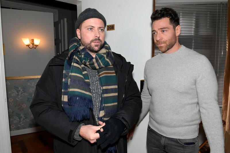 John (Felix von Jascheroff, l.) kündigt Carlos (Patrick Fernandez) Freundschaft. – Bild: RTL