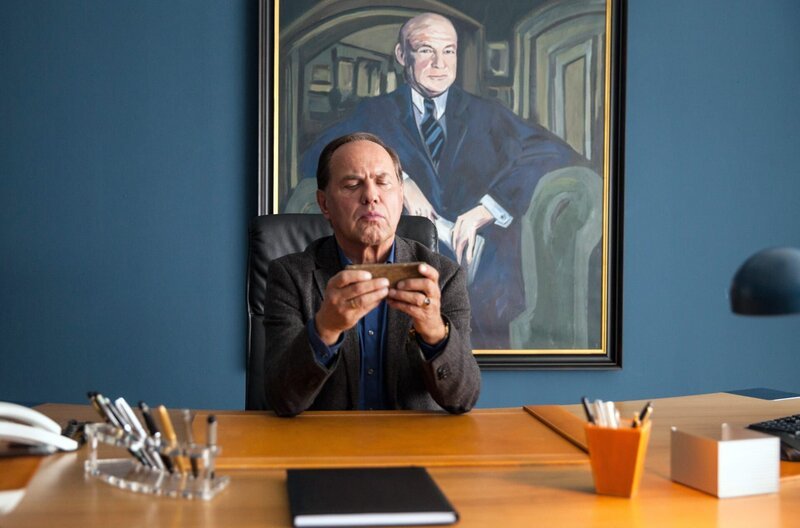 Nach einer Idee von Harald Schmidt Wolfram (Uwe Ochsenknecht) kämpft mit einer Videobotschaft. – Bild: SWR/​Violet Pictures/​Maor Waisburd