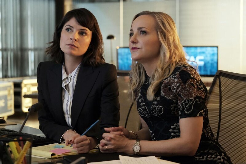 L-R: Taylor Rentzel (MacKenzie Meehan) and Marissa Morgan (Geneva Carr) – Bild: 2017 CBS Broadcasting, Inc. All Rights Reserved /​ Jojo Whilden Lizenzbild frei