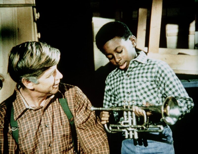Josh (James Bond III, r.) erzählt John Walton (Ralph Waite, l.) wo er gelernt hat, so geschickt Trompete zu spielen. – Bild: WARNER BROS. INTERNATIONAL TELEVISION