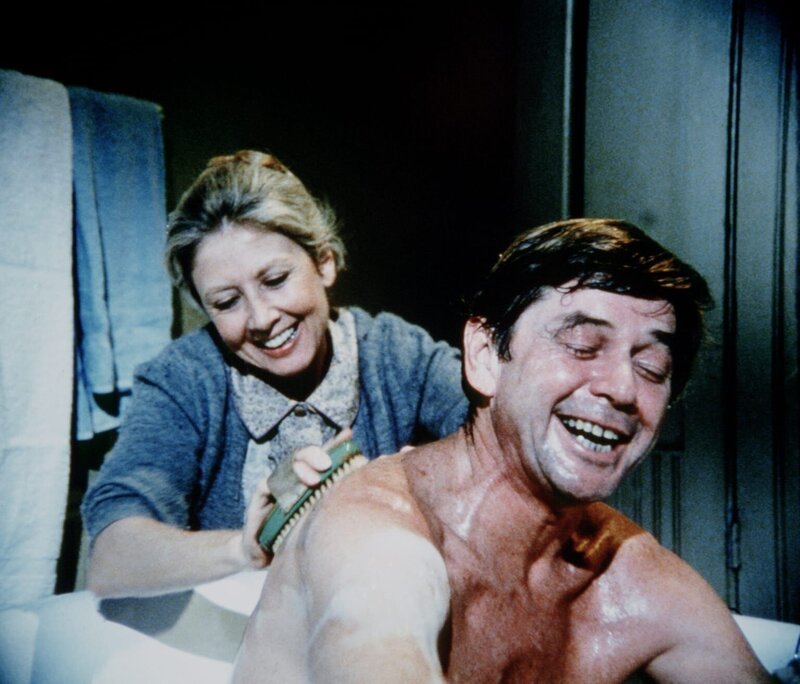 Olivia (Michael Learned, l.) und John (Ralph Waite, r.) bereiten sich auf ihren ganz besonderen Tag vor. – Bild: WARNER BROS. INTERNATIONAL TELEVISION