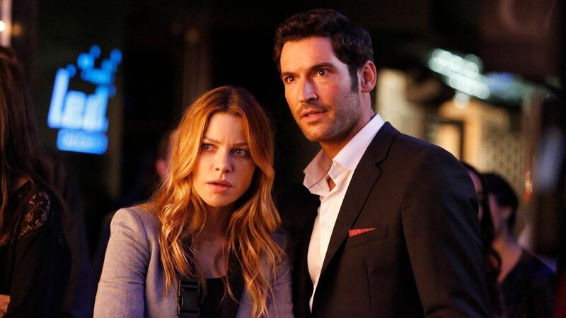 Chloe (Lauren German) und Lucifer (Tom Ellis) untersuchen einen Mordfall. – Bild: RTL /​ WBEI