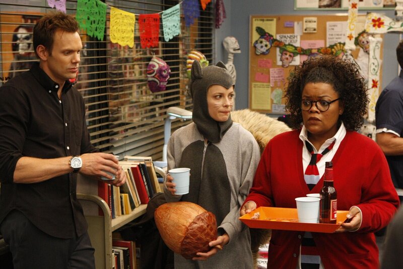 Senor Chang verspricht allen, die zu Annies mexikanischer Halloween-Party erscheinen, Extrapunkte im Spanischkurs. Das lässt sich natürlich keiner nehmen und sie feiern was das Zeug hält: Jeff (Joel McHale, l.), Britta (Gillian Jacobs, M.) und Shirley (Yvette Nicole Brown, r.) … – Bild: CPT Holdings, Inc. All Rights Reserved. Lizenzbild frei