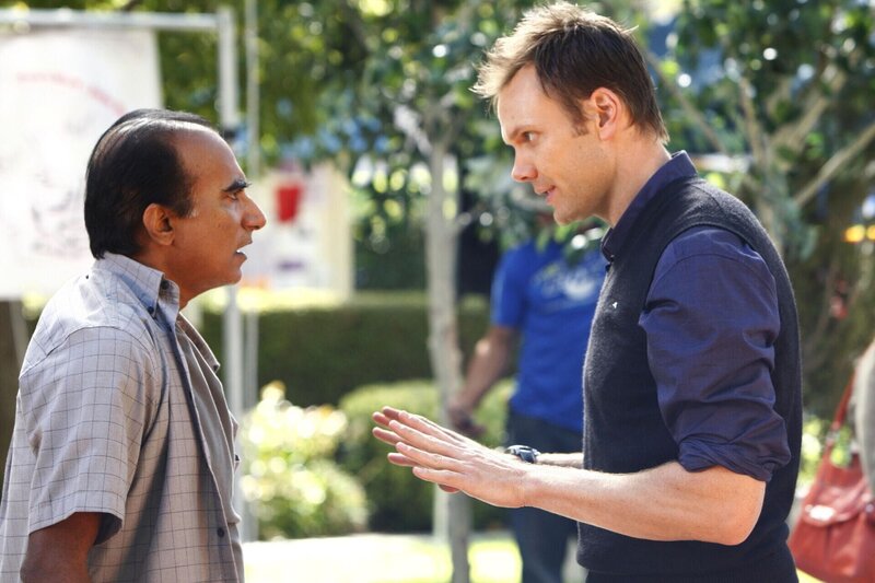 Während Jeff (Joel McHale, r.) sich ganz im Motto seines neuen Kursleiters übt und den Tag in vollen Zügen genießt, will Abeds Vater (Igbal Theba, l.), dass er das Familienrestaurant übernehmen soll … – Bild: CPT Holdings, Inc. All Rights Reserved. Lizenzbild frei