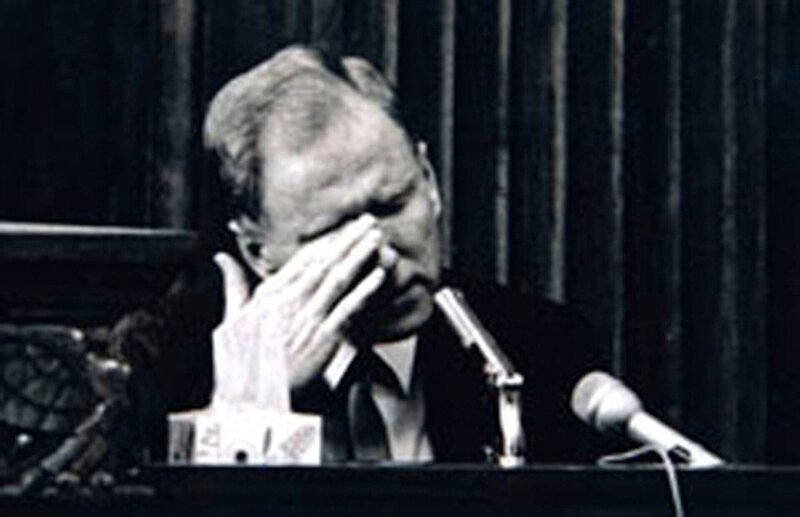 Ein Mann weint, während er eine Rede hält – Bild: ae /​ © Crime + Investigation /​ A+E Networks