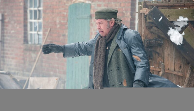Brakelmann (Jan Fedder) folgt Adsche in den Sturm. – Bild: NDR/​Nicolas Maack