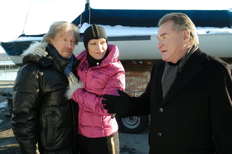 Dr. Winter (Fritz Wepper) möchte mit dem Chef des Yachtclubs Christian Hartlaub (Bernd Herzsprung) über die Tote Susanne Sachtleben sprechen (Marion Mitterhammer). – Bild: ORF