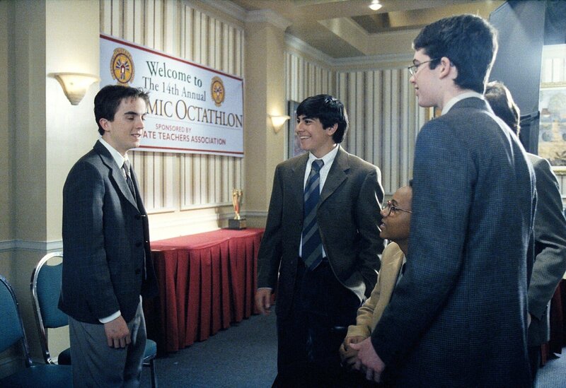 Kevin (Victor Z. Isaac, r.), Lloyd (Evan Matthew Cohen, m.) und Malcolm (Frankie Muniz, l.) freuen sich auf den akademischen Achtkampf. – Bild: ViacomCBS