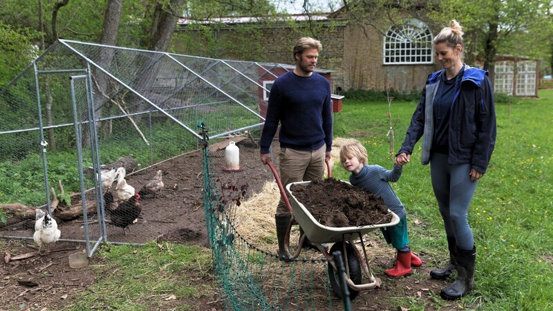 Unsere eigene Farm Selbstversorgen lernen Seit 2019 bauen sich Michael und Sara Niedrig mit Sohn Max ein Leben als Selbstversorger auf. – Bild: SRF/​ZDF Studios