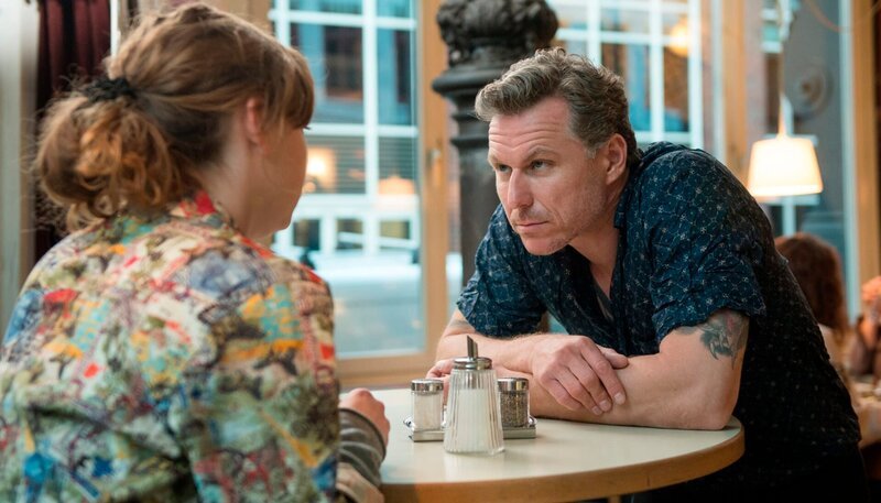 Elke Bergers (Margarita Broich, li.) Lebensgefährte Lars (Dirk Borchardt) ist überrascht und wütend darüber, dass Elke ihn und ihre Tochter Paula Jahre lang über die Existenz ihrer Eltern belogen hat. – Bild: ARD Degeto/Svenja von Schultzendorff Elke Bergers (Margarita Broich, li.) Lebensgefährte Lars (Dirk Borchardt) ist überrascht und wütend darüber, dass Elke ihn und ihre Tochter Paula Jahre lang über die Existenz ihrer Eltern belogen hat. – Bild: ARD Degeto/Svenja von Schultzendorff