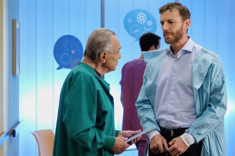 Björn Gerdes (Knut Berger, rechts) erzählt Professor Simoni (Dieter Bellmann), dass Leon nicht der imaginäre Freund seines kleinen Sohnes Robin ist, sondern sein verstorbener großer Bruder. Leon hatte vor ein paar Jahren einen Unfall und laut den Ärzten war eine Operation seine letzte Hoffnung, doch genau die hat er nicht überlebt. Deshalb reagiert auch Björns Frau Tanja so ablehnend auf die bevorstehende Operation bei ihrem kleinen Sohn Robin. Er weiß, dass sich für die Gerdes’ jetzt alles zu wiederholen scheint, aber leider ist die OP tatsächlich Robins letzte Rettung. – Bild: BR/​MDR/​Saxonia Media Filmproduktions GmbH/​Sebastian Kiss