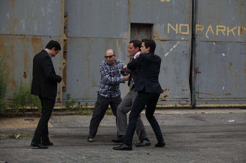 L-R: Matthew Keller (Ross McCall), Mozzie (Willie Garson), Peter Burke (Tim DeKay) und Neal Caffrey (Matthew Bomer) – Bild: Will Hart /​ Will Hart/​USA Network /​ Episodic /​ © USA Network