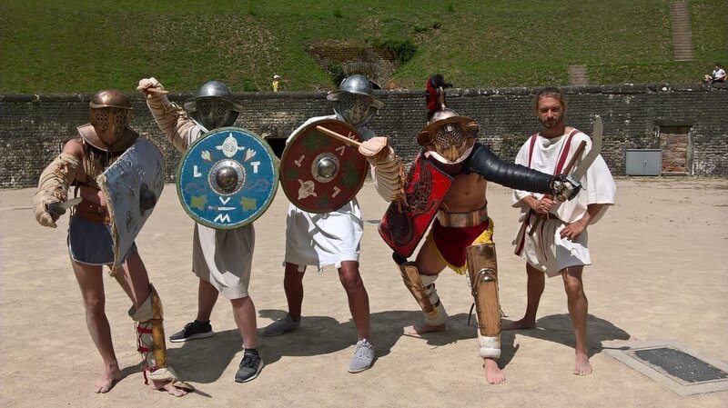 Raul Kraaier und Sebastian Lachnitt beim Gladiatorentraining in Trier. – Bild: Bewegte Zeiten GmbH/​BR/​Angela Freuding