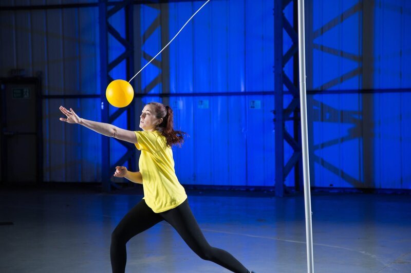 Bailey serving the tetherball. – Bild: Josh Trebilcock /​ National Geographic