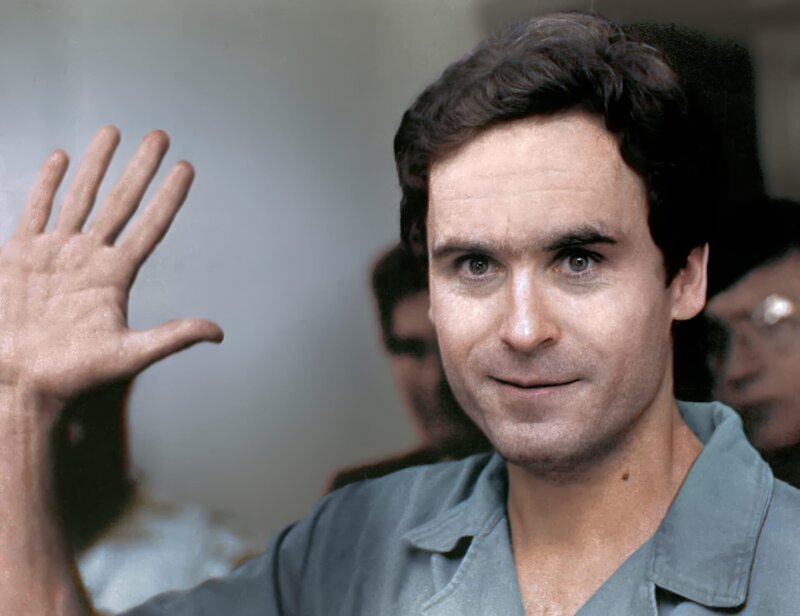 (Original Caption) Chi Omega murder suspect Theodore Bundy walks forward and waves to TV camera as his indictment for the January murders of FSU coeds Lisa Levy und Margaret Bowman ist read at the Leon County Jail. Bundy wanted to make a statement to the press but was told a court order forbidding him to speak to the newsmen was still in effect. – Bild: Getty Images