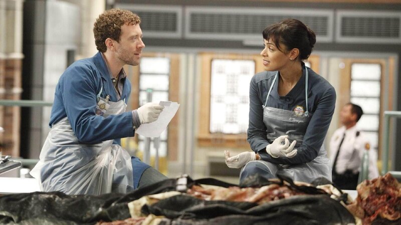 Hodgins (T.J. Thyne, l.) und Cam Saroyan (Tamara Taylor) untersuchen die Leiche eines Mannes, der anscheinend für den mysteriösen Inhalt seines Aktenkoffers ermordet wurde. – Bild: VOXup