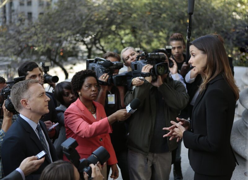 Zwischen den Stühlen: Als Staatsanwältin hat Erin (Bridget Moynahan, r.) es nicht immer leicht, Job und Polizei-Familie gerecht zu werden. Passend zu ihrem 40. Geburtstag erwartet sie ein neuer Skandal … – Bild: CBS Broadcasting Inc.