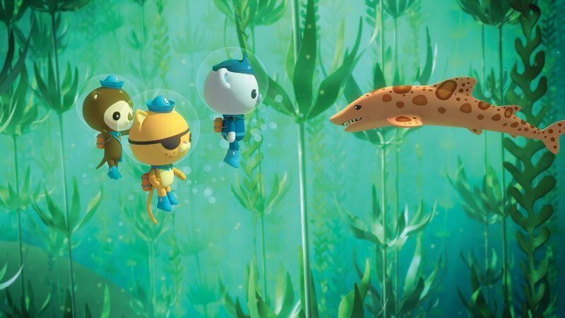 (V.li.) Sebastian, Kwasi und Peso begeben sich in den gefährlichen Kelpwald, um das verlorengegangene Mini-U-Boot zu suchen. Dort treffen sie auf einen Schwellhai. – Bild: (C) 2010 Chorion Limited