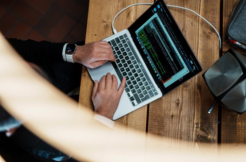 Am Computer: Mittels frei zugänglicher KI-Programme wird ein künstlicher Politiker für Deutschland geschaffen. – Bild: MDR/SWR/Jonny Müller-Goldenstedt Am Computer: Mittels frei zugänglicher KI-Programme wird ein künstlicher Politiker für Deutschland geschaffen. – Bild: MDR/SWR/Jonny Müller-Goldenstedt