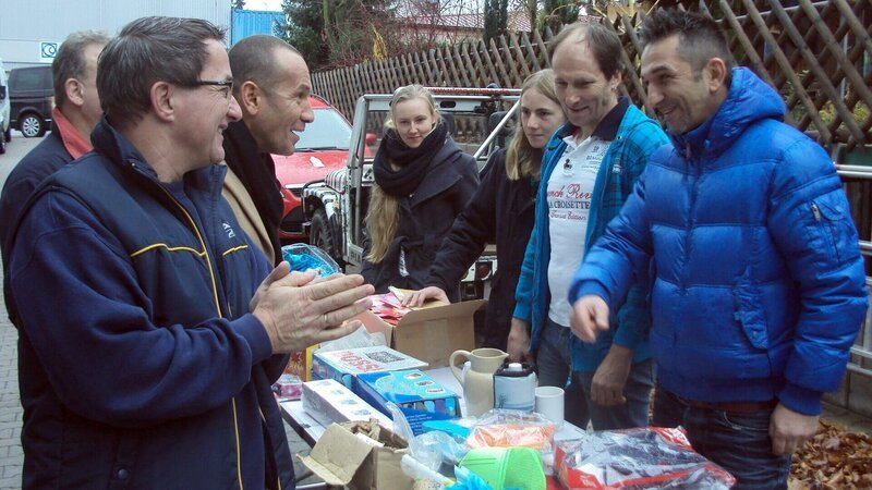Armin (49, 2.v.re.) sitzt in der Klemme. Der gelernte KFZ-Mechaniker hat sich seinen Keller, die Garage und eine riesige Lagerhalle mit Restposten vollgestellt. Die minderwertige Ware ist nur schlecht verkäuflich, so dass Armin die Lagerräume nicht leer kriegt. Der 49-jährige Händler kauft also mehr Ware an als er letztendlich verkaufen kann. Trödelprofi Mauro Corradino (re.) übernimmt diesen Auftrag. – Bild: RTL II