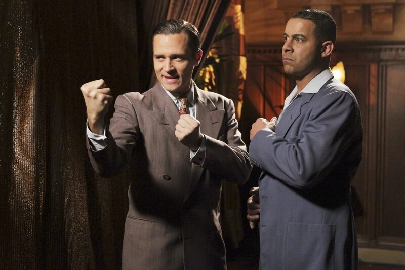 Auch seine Kollegen Kevin Ryan (Seamus Dever, l.) und Javier Esposito (Jon Huertas, r.) bekommen eine Rolle in Castles Kopf-Kino … – Bild: American Broadcasting Companies, Inc.
