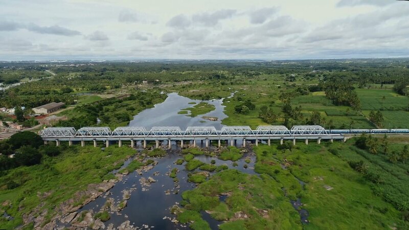 Zugbrücke über den Kaveri Fluss. – Bild: ZDF /​ arte Medea Film, M Roopesh/​Subash Al.