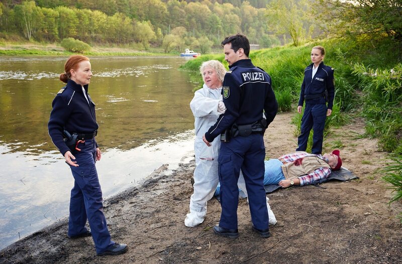 Dr. Jaschki demonstriert an Moritz, wie Leo Pütz erstochen wurde. Maike und Jana überlegen, ob der Angler das Oper von Tierschützern wurde? – Bild: ARD/​Rudolf Wernicke