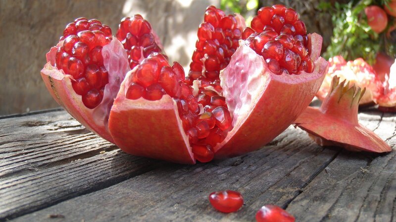 Granatäpfel sind wahre Gesundmacher, voller Vitalstoffe und lebensnotwendiger Vitamine, Mineralstoffe und Spurenelemente. – Bild: BonGusto