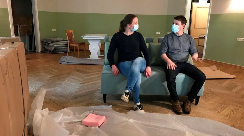 Probesitzen auf den neuen Bänken: Kerstin Höper und Nico Barths, Inhaber Lindenhof in Böel. – Bild: NDR/​Joker Pictures GmbH