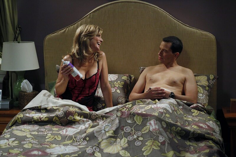 Alan (Jon Cryer, r.) hat eine Affäre mit Lyndsey (Courtney Thorne-Smith, l.). Als Jake herausfindet, dass sein Vater die Mutter seines besten Freundes datet, packt er die Koffer und zieht zu seiner Mutter … – Bild: Warner Bros. Television Lizenzbild frei