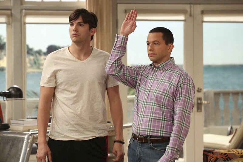 Stehen vor einem Problem, als Sozialarbeiterin Ms. McMartin herausfindet, dass sie gar kein richtiges Pärchen sind: Walden (Ashton Kutcher, l.) und Alan (Jon Cryer, r.) … – Bild: Warner Brothers Entertainment Inc. Lizenzbild frei