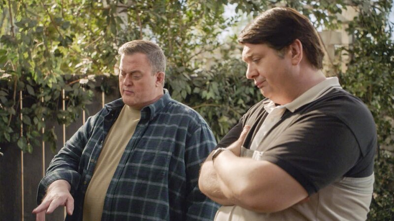 Während sich ihre Frauen wegen des neuen Hundes der Sparks streiten, hoffen Herschel (Billy Gardell, l.) und George Sr. (Lance Barber, r.) auf eine schnelle Lösung des Problems. – Bild: Warner Bros. Television