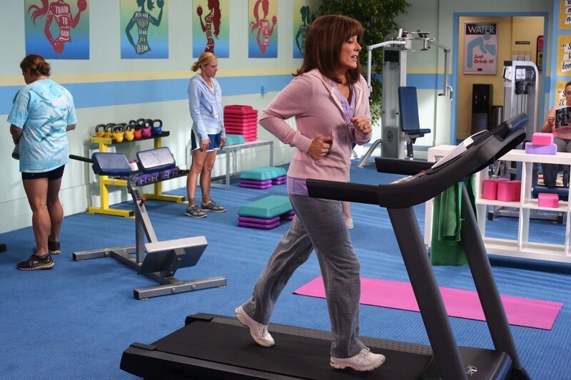 Nachdem die Verkäuferin einen blöden Kommentar abgibt, als Frankie (Patricia Heaton) einen Fehlkauf umtauschen will, entschließt sie sich, die Unterwäsche einfach zu behalten. Sieht ja niemand – oder? – Bild: Warner Bros.