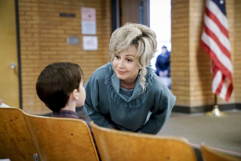 L-R: Sheldon (Iain Armitage) und Meemaw (Annie Potts) – Bild: Warner Bros. Television