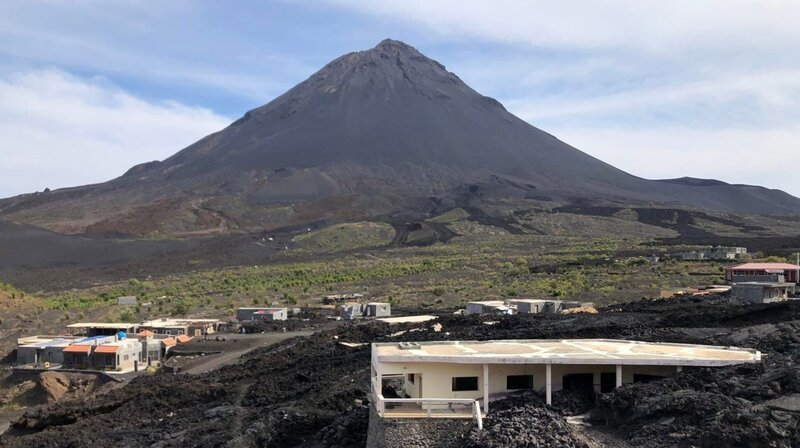 Der 2829 m hohe Pico del Fogo brach zuletzt im Jahr 2014 aus. – Bild: phoenix/​ZDF/​Galaxie Presse