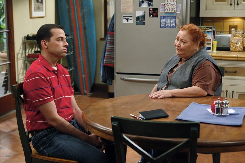 L-R: Alan (Jon Cryer), Berta (Conchata Ferrell) – Bild: Warner Bros. Television