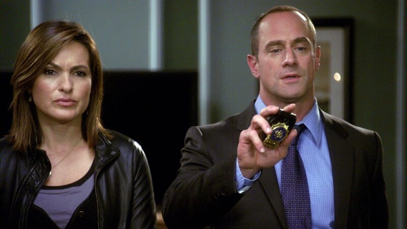 Detective Olivia Benson (Mariska Hargitay) und Detective Elliot Stabler (Christopher Meloni) ermitteln im Mordfall einer 16-Jährigen. – Bild: TVNOW
