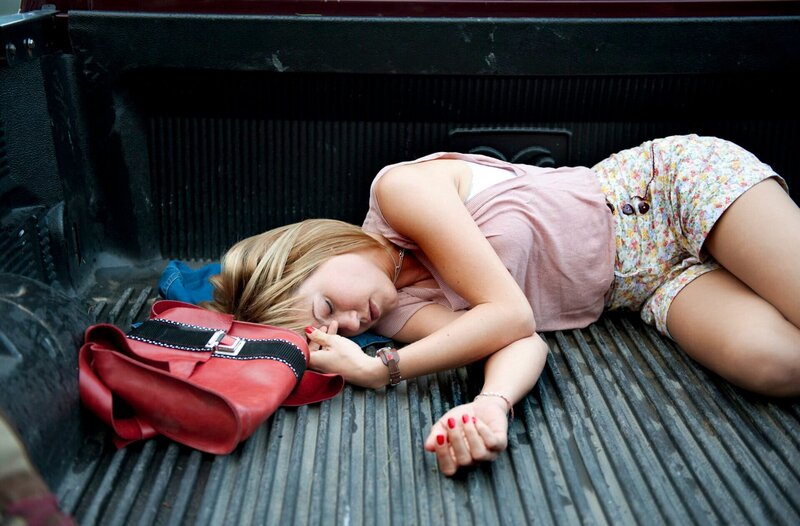 ARD HEITER BIS TÖDLICH – ALLES KLARA, FOLGE 7 (WH.), „Wanderung in den Tod“, am Donnerstag (25.07.13) um 18:50 Uhr im ERSTEN. Klara (Wolke Hegenbarth) hat sich bei ihren Ermittlungen in Lebensgefahr gebracht. Als sie langsam aus ihrer Betäubung erwacht, befindet sie sich eingesperrt im Kofferraum des Wagens von Zorro. – Bild: ARD/​Marion von der Mehden