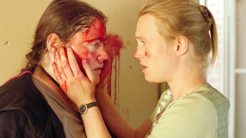 Nancy (Livia S. Reinhard, li.) verkraftet Simones (Susanne Schlenzig) Ablehnung nicht, und hat damit begonnen, sich selbst zu verletzen. Simone ist geschockt darüber, was Nancy sich angetan hat … – Bild: MG RTL D /​ Stefan Erhard