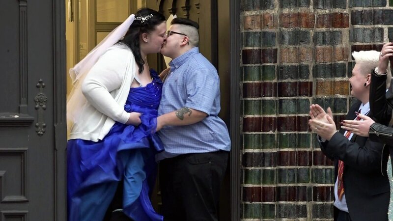 Kathleen und Jack wollen sich heute das Ja-Wort geben. Nachdem die Hochzeit schon einmal verschoben wurde, sollen heute die Hochzeitsglocken läuten. – Bild: RTLZWEI