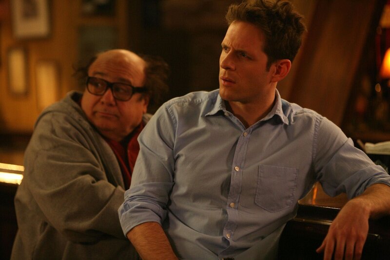 Frank Reynolds (Danny DeVito, l.); Dennis Reynolds (Glenn Howerton, r.) – Bild: Fox and its related entities