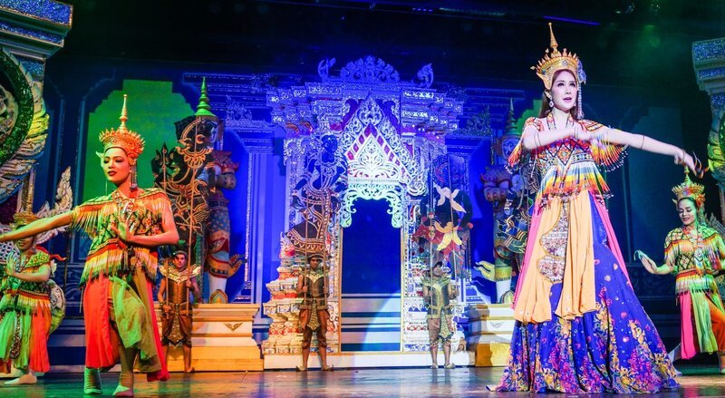 Ladyboys in Kostümen bei einer Travestieshow im Aphrodite Cabaret in Phuket, wo die Passagiere Scarlett und Matthias mit Hilfe ihres Guides auch hinter die Kulissen schauen dürfen. – Bild: BR/​Deborah Stoeckle