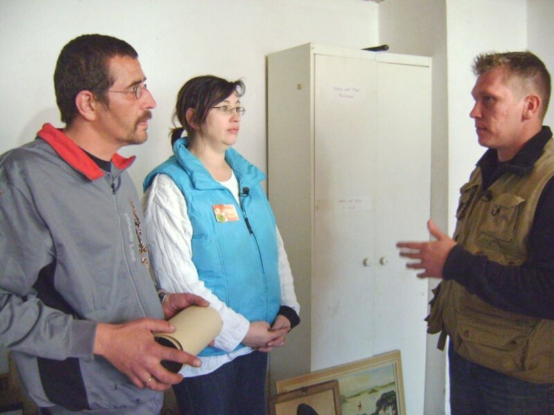 Nach dem Tod ihres Sohnes beginnt Ramona wahllos Dinge im Internet einzukaufen, bis sie den Überblick verliert. – Bild: RTL II