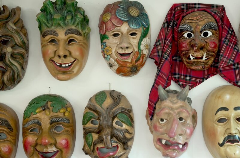 Tausende Fastnachtsmasken hat Maskenschnitzer Hans-Georg Benz aus Owingen im Bodenseekreis schon geschnitzt. – Bild: SWR/​EIKON Media/​Ruta Vasiliauska /​ SWR Presse/​Bildkommunikation