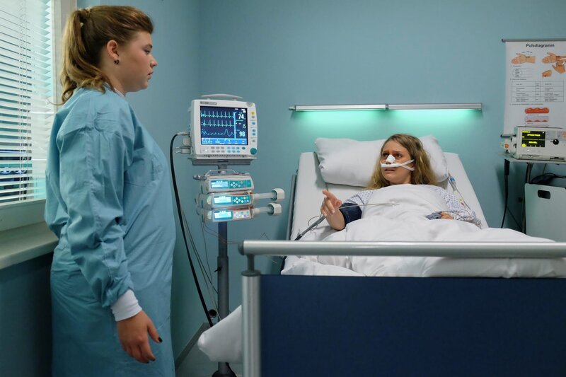 Als Vanessa Liebstöckel (Charleen Deetz, rechts) nach ihrer OP aufwacht, bricht für sie eine Welt zusammen. Die Ärzte haben ihre Nase nicht nach dem gefakten Foto zusammengebaut. – Bild: BR/​MDR/​Saxonia Media Filmproduktions GmbH/​Sebastian Kiss