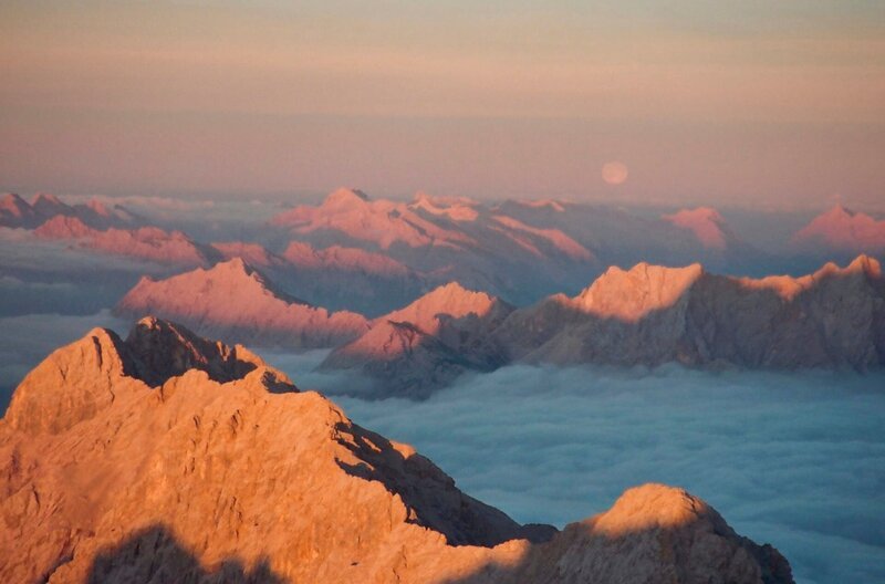 Alpenpanorama am Gipfel mit Mond. – Bild: phoenix/​BR/​Jürgen Eichinger Film